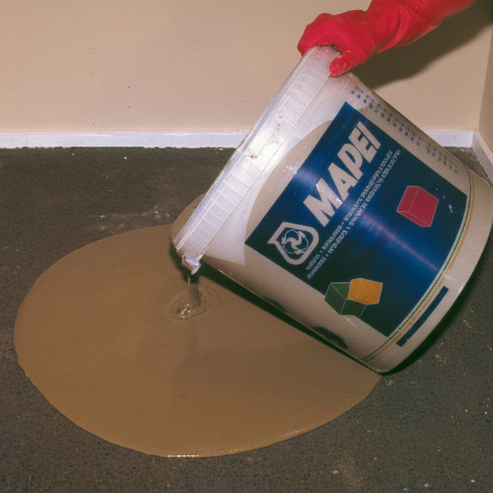 Vertido de Novoplan 1-10 Mapei sobre carpeta de hormigón antes de nivelar